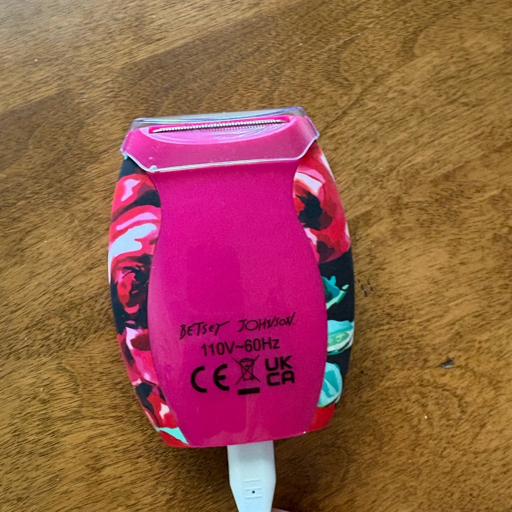 Betsey Johnson Womens Rechargeable Wet & Dry Shaver, New without packaging